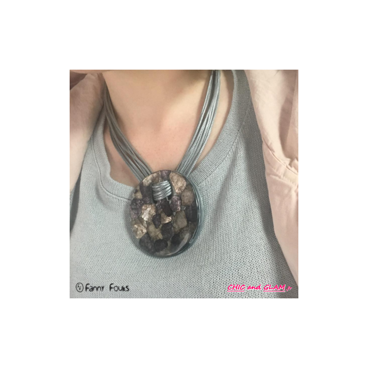 Collier multi fils médaille résine Fanny Fouks Collier multi fils médaille résine Fanny Fouks